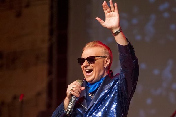 Уж Васил Найденов ни кани да снимаме красотите на България, но певецът фейсбук няма