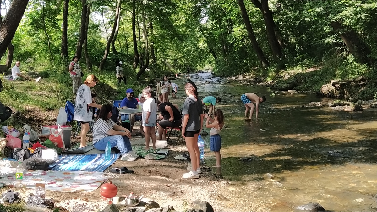 Плаж и наргилета на реката в Първенец - спасение за пловдивчани в жегата (снимки)