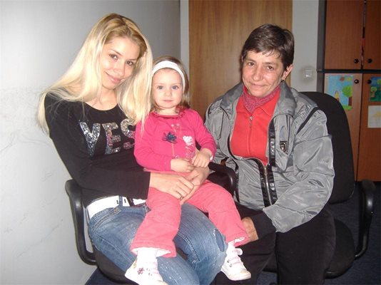 Емануела (вдясно) и майка й Елисавета (вляво) дойдоха в редакцията на "24 часа", за да говорят с Хуан за първи път след 20 г. Той научи, че е станал дядо на малката Василена (в средата). 
СНИМКИ: АВТОРЪТ