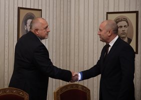 Бойко Борисов и Румен Радев се поздравяват в изключително рядък момент на протегнати длани, а не на размахани юмруци