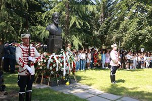 Вижте честванията за Деня на Ботев в София (Снимки)