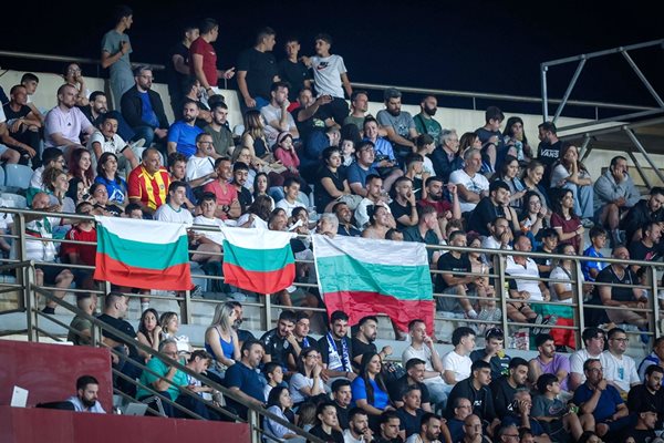 Стотици подкрепяха националите на остров Крит.